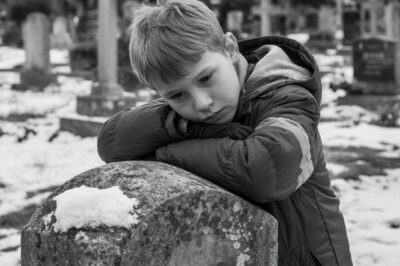 El Silencio del Cementerio: Un Niño Busca a su Gemelo Perdido