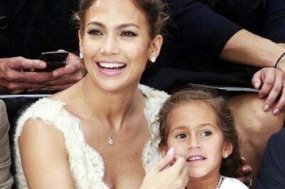 ¡Impresionante cambio en la hija de JLo! Mientras Jennifer Lopez deslumbra a los 55 con un vestido espectacular, su hija Emme rompe esquemas con traje masculino y corbata. ¿Sabías que ahora pide ser llamada “ellos” mientras explora su identidad? Las fotos recientes te dejarán sin palabras. ¡No te imaginas cómo luce hoy la hija de la diva! Mira el primer comentario…