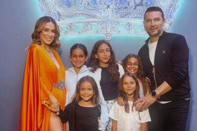 ¡La conductora rompe en llanto tras visita sorpresa de su familia en Miss Universo Latina! Una visita inesperada de su esposo e hijas cambió por completo el día de grabación. Lo que parecía una jornada normal terminó siendo un momento profundamente emotivo que nadie en el set pudo olvidar. 😭💖 ¡Mira las fotos y el conmovedor mensaje que dejó a todos sin palabras!
