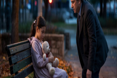 Cada noche, una niña se acurrucaba en el mismo banco del parque junto a su osito de peluche.