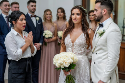 Trabajando como camarera en una boda, me quedé helada al ver a mi marido vestido de novio.
