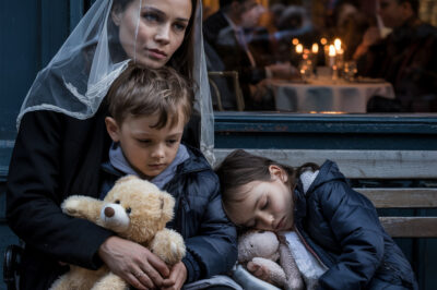 Se acurrucaron bajo plástico bajo la lluvia mientras pedíamos vino dentro.