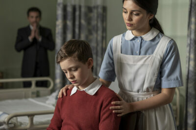 Un millonario instala una cámara oculta y capta a su criada en una acción que cambiará toda su vida.