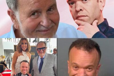 “Raúl de Molina y Carlitos: ¿Coincidencia o Copia Descarada?” 🤯👔¡No creerás lo que pasó en El gordo y la flaca! Raúl de Molina y Carlitos ‘El productor’ aparecieron vestidos idénticos, desatando risas en el set. ¿Fue una divertida casualidad o una estrategia perfectamente planeada? Descubre cómo la moda se convirtió en el centro de atención y quién lo hizo mejor. ¡Un momento imperdible lleno de humor y estilo!