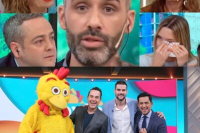 “¡Adiós al Pollo! La Salida Más Triste de ‘Hoy Día’” 🐔💔El querido personaje del programa matutino de Telemundo se despide, dejando un vacío en los corazones de los fans. Carlos Calderón, su gran cómplice, le dedicó un emotivo mensaje que desató una ola de reacciones en redes sociales. ¿Por qué se va y qué pasará ahora en el show? Descubre los detalles detrás de esta conmovedora despedida.