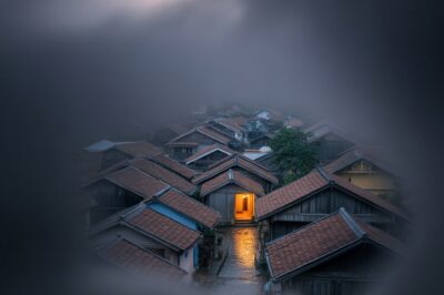 🌵✨ El pueblo mexicano que desapareció sin dejar rastro: ¿Misterio o maldición? 💥 ¿Qué ocurrió en San Miguel? Hace más de 50 años, un pequeño pueblo mexicano desapareció de la noche a la mañana. Casas vacías, calles desiertas y ni un solo testigo. ¿Fue una tragedia, un fenómeno paranormal o algo más oscuro? Descubre la verdad detrás de uno de los misterios más impactantes de México. 🕵️‍♂️🌌