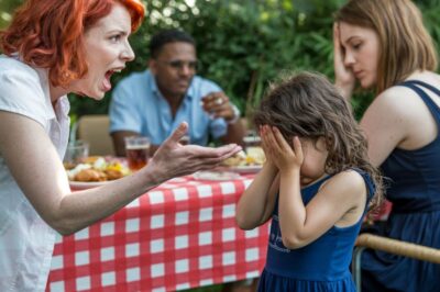 Mi hermana le dio una bofetada a mi hija delante de todos por ser “demasiado ruidosa”. Mis padres se rieron