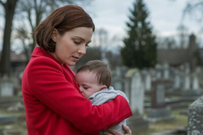 En el funeral de mi esposo, conocí a una mujer con su bebé en brazos. Ella me reveló secretos inesperados del pasado.