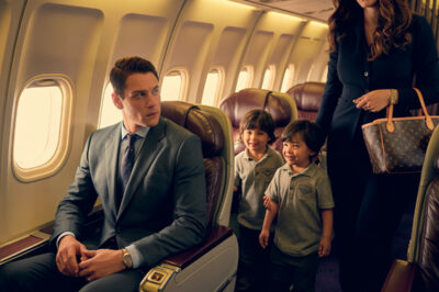 En el avión, Ethan Cross—un multimillonario hecho a sí mismo, treintañero y alérgico al azar—captó una silueta que detonó recuerdos unos asientos más adelante.