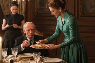  Un millonario siempre cae enfermo después de comer la comida de su esposa — Hasta que la criada negra descubre la verdad…