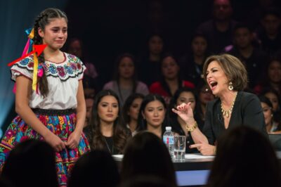 Una jueza de moda ridiculiza a una joven mexicana por su falda… pero su diseño gana el concurso…