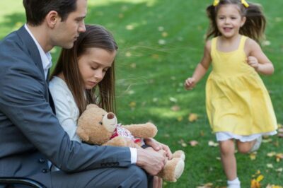 MILLONARIO VIUDO LLEVA A SU HIJA MUDA AL PARQUE… HASTA QUE UNA NIÑA DE LA CALLE HACE UN MILAGRO