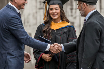 Del andamio al escenario: La historia de las manos de un padrastro que construyeron un…