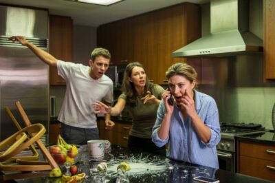 Mi hija de 22 años trajo a su novio a cenar a casa. Lo recibí cordialmente… hasta que empezó a dejar caer su tenedor una y otra vez, noté algo bajo la mesa y marqué en secreto al 911 desde la cocina.