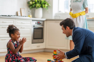 LA HUMILDE EMPLEADA LLEVA A SU HIJITA AL TRABAJO… Y EL GESTO DEL MILLONARIO DEJÓ A TODOS EN SHOCK