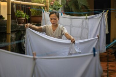 Cada vez que el esposo regresaba de un viaje de negocios, veía a su esposa lavando diligentemente las sábanas. Un día, instaló en secreto una cámara en el dormitorio y, avergonzado, descubrió una verdad desgarradora.