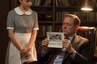 AL SER OBLIGADA A TRABAJAR DE NOCHE, EMPLEADA VE QUE SU JEFE LLORA MIRANDO UNA FOTO DONDE APARECE…