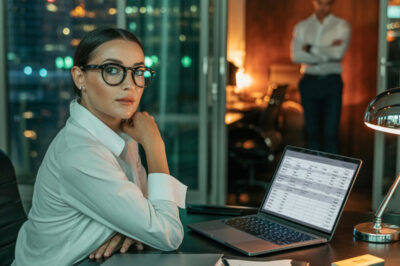 “Mi esposo transfirió en secreto todo a su amante. No sabía que su esposa contadora llevaba diez años preparando su propia sorpresa…”