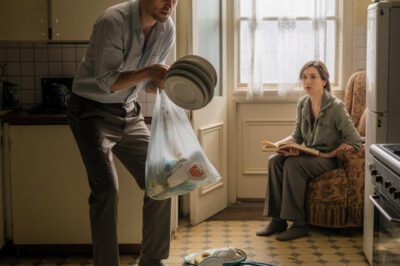 “¿Estás completamente fuera de tus cabales? ¿Por qué me envolviste platos sucios para que me los llevara en lugar del almuerzo? ¿Te parece gracioso? ¡Toda la oficina se rió de mí!”