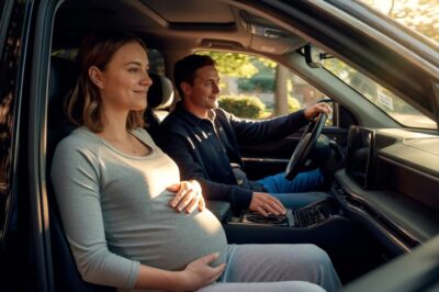El esposo echa a su esposa embarazada del auto nuevo — “Auto nuevo, no me des más mala suerte” — Su reacción…