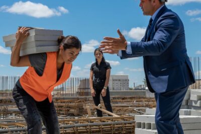 Millonario queda en Shock al ver una Obrera Idéntica a su Hija Perdida