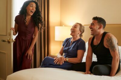 Sospechando que mi madre tenía un amante a los 60 años, todas las noches salía de casa a escondidas a las 10, siempre sacando dinero en secreto. Un día decidí seguirla… y quedé en shock.