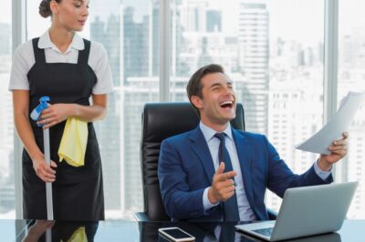 “TE DOY TODA MI PLATA SI TRADUCES ESTO” – EL MILLONARIO SE RÍE… PERO LA MUJER DE LIMPIEZA LO CALLÓ