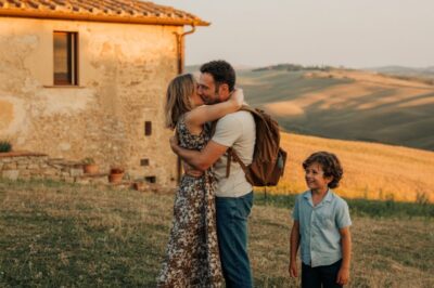 Mi tío acababa de salir en libertad, y mientras toda la familia le daba la espalda, solo mi madre abrió los brazos para recibirlo…