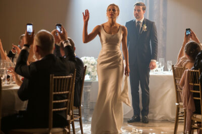 En plena boda, mi esposo me dio una bofetada—y lo que hice frente a los invitados lo hundió