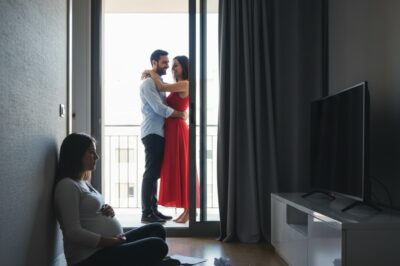 El esposo obligó a su esposa a abortar para poder estar con otra mujer, pero ella escapó al extranjero para dar a luz.