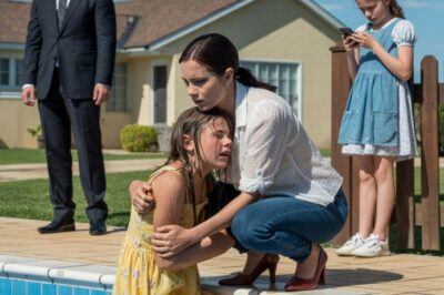 Mi hermana empujó a mi hijo de 8 años a la piscina “para ver las vistas” mientras mis padres me sujetaban y se reían. Pensaron que era solo satisfacción, hasta que la enfermera tranquila y divorciada que despreciaban salió de su propiedad sabiendo exactamente cómo tomar todo lo que amaban.