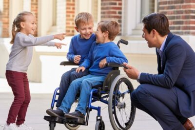 “SE ME DER COMIDA, EU CURO SEUS FILHOS!” DISSE A MENINA MENDIGA AO MILIONÁRIO CEO