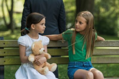 MILIONÁRIO LEVOU SUA PEQUENA FILHA MUDA AO PARQUE… – MENINA MENDIGA FEZ UM MILAGRE!