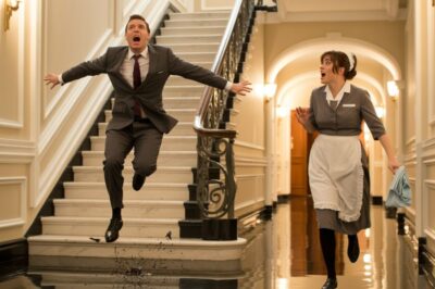 El millonario del ático se desplomó por la escalera. Nadie se movió. Solo la limpiadora corrió a salvarlo. Lo que ella hizo después… dejó a toda la élite de Madrid sin aliento.