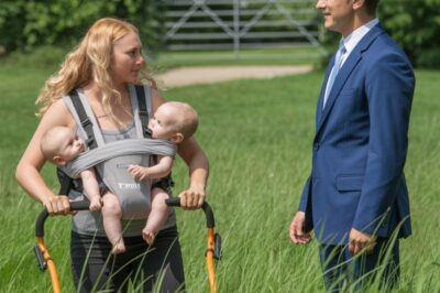 MÃE POBRE COM GÊMEAS PEDE PARA CORTAR GRAMA POR COMIDA E BILIONÁRIO MUDA SUA HISTÓRIA