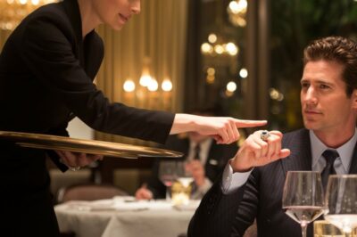 Él cenaba solo en Barcelona cuando la camarera se acercó y dijo: “Disculpe, señor, esa alianza es igual a la de mi madre”. Lo que sucedió después cambió tres vidas para siempre.