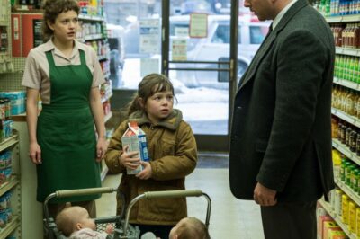 Una niña fue expulsada de una tienda por robar una caja de leche para sus dos hermanos menores; de repente, un millonario vio lo sucedido y dio un paso adelante.