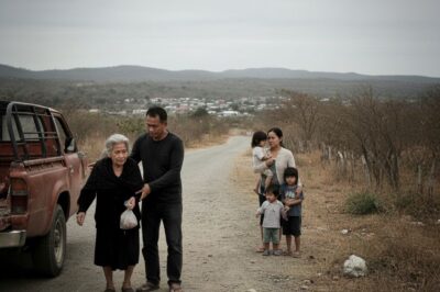 DESPUÉS DEL ENTIERRO DE MI ESPOSO, MI HIJO ME LLEVÓ FUERA DEL PUEBLO Y ME DIJO: “BAJA AQUÍ. YA NO PODEMOS ALIMENTARTE.”