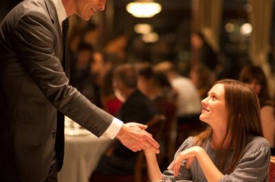 “Finge ser mi mujer y baila conmigo”: El multimillonario que rescató a una madre soltera de la humillación total en una boda y cambió su destino para siempre.