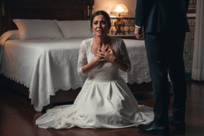 La noche de bodas, me escondí bajo la cama para gastarle una broma a mi marido, pero la persona que entró en la habitación me dejó helada…
