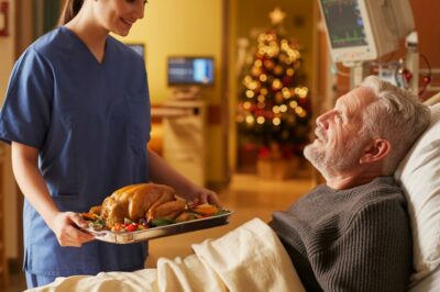 Su turno había terminado hacía una hora, pero Jasmine no se atrevía a salir del hospital, sobre todo sabiendo que su paciente de 92 años pasaría el Día de Acción de Gracias completamente solo. Mientras otras habitaciones estaban llenas de risas, globos y familiares, la habitación de Walter permanecía oscura y silenciosa, como había estado durante años. Había sobrevivido a todos sus seres queridos. Y justo cuando se volvía de cara a la pared para dormir toda la noche, Jasmine regresó con una cena caliente de Acción de Gracias… y una decisión que cambiaría la noche de ambos.