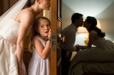 Minutos antes de llegar al altar, mi día perfecto se convirtió en una pesadilla. Mi sobrina irrumpió con lágrimas en las mejillas. “¡No puedes hacer esto!”, sollozó. Confundida, la seguí mientras me arrastraba hasta el borde de la habitación. A través del cristal, vi algo que me hizo cuestionar todo lo que creía saber sobre el amor…