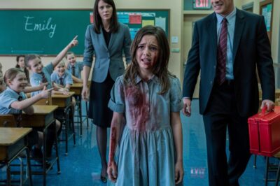 Un millonario llegó a la escuela tras enterarse de que su hija se negaba a entrar a su aula, llorando, temblando, rogando por volver a casa. Pensó que eran nervios… hasta que entró y vio el desastre en su vestido, el círculo de niños riendo y a la maestra sonriendo con sorna como si todo fuera una broma. Pero cuando descubrió por qué Emily tenía el estómago vacío… y quién en su propia casa la estaba matando de hambre para “enseñarle modales”… todo explotó.