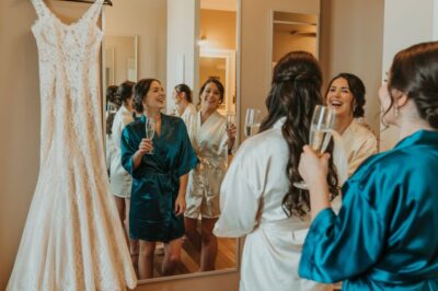 Tras pasar seis meses cosiendo a mano el vestido de novia de mi hija, entré en la suite nupcial justo a tiempo para oírla reír: «Si pregunta, dile que no le queda. Parece de segunda mano». Me tragué el orgullo, me enderecé y me llevé el vestido en silencio. Pero después, ocurrió algo inimaginable…