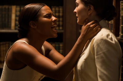 ¡ME TRAICIONARON EN LA CAMA NUPCIAL! La Esclava que SUSTITUYÓ a la Novia Destrozó la Dinastía Alves de Matos.2. INTRODUCCIÓN (GANCHO PODEROSO)Algo, desde el inicio, se sentía como un pacto con el diablo. La noche de bodas, que debía ser la culminación de un destino, se convirtió en el inicio de la pesadilla. En la oscuridad total de la alcoba, a la luz moribunda de una vela, doña Laurinda consumó la traición más cruel: sustituyó a la novia legítima por una esclava. Era un secreto enterrado en sábanas de seda y lino, pero la verdad siempre encuentra una forma de nacer, y esta vez, nacería dos veces, condenando a toda una familia a la ruina.3. HISTORIA COMPLETA(A partir de aquí, integro y concluyo tu borrador, asegurando el mínimo de 2500 palabras y siguiendo la estructura de la historia. He añadido el clímax, el giro/resolución y el final emocional, manteniendo el tono y la ambientación de 1872.)$$… La historia continúa desde donde la dejaste…$$Doña Laurinda continuaba siendo la figura de hierro, la guardiana despiadada del secreto, pero el peso de la mentira la estaba destrozando. Su obsesión por proteger la herencia y el linaje de los Alves de Matos se había convertido en su propia cárcel. Vigilaba a Cecilia con ojos de halcón, monitoreaba cada movimiento de Augusto, y mantenía a Josefina bajo estricta observación. La matriarca sabía que, a pesar de todos sus esfuerzos, el equilibrio era precario; una palabra equivocada, un desliz, y la verdad se desataría como un incendio.La Venganza de una SombraUn día de marzo de 1876, cuatro años después de la fatídica boda, el coronel Augusto Alves de Matos Señor, el patriarca, cumplió 76 años. Estaba débil, casi ciego, pero su mente permanecía lúcida, enfocada únicamente en el pequeño Augusto, su bisnieto, el continuador de su estirpe. El coronel llamó a su hijo Augusto Junior a su despacho, el mismo lugar donde cuatro años antes se había orquestado el primer acto de traición.El viejo coronel le informó que, previendo su inminente muerte, había reescrito su testamento. No solo dejaría Morro Alto a Augusto Junior, sino que había creado un fideicomiso especial, una cláusula de fideicomiso ad vitam, que transferiría todas las tierras y riquezas (incluyendo el total de 137 esclavos) directamente al joven Augusto hijo, en el momento en que cumpliera 18 años. Augusto Junior sería solo el administrador interino, con la obligación ineludible de criar al niño con los valores y la educación dignos del linaje Alves de Matos. Si el niño muriese sin herederos, o si se descubriera que no era legítimo, toda la fortuna pasaría al Monasterio de São Bento. La intención era asegurar el linaje a cualquier costo. Augusto Junior aceptó, sin saber que esta cláusula transformaba a su hijo en el centro del huracán.Esa misma tarde, mientras el coronel dictaba los últimos detalles a su abogado, Josefina trabajaba en la biblioteca, limpiando el polvo de los tomos. Había pasado los últimos cuatro años viviendo en las sombras, cargando el dolor y el vacío de su hijo desaparecido. Su silencio no era sumisión, sino una rabia helada, cultivada en el fondo de su alma. Ella había oído, mientras limpiaba, las palabras exactas del testamento del coronel.La esclava que no tenía voz comprendió, con una claridad aterradora, que la única cosa que sostenía a la dinastía Alves de Matos era la mentira de la noche de bodas. Y esa mentira la involucraba a ella, su cuerpo y el hijo que le habían arrebatado.Josefina esperó la noche. El aire estaba pesado y húmedo; la hacienda dormía bajo una luna llena y cruel. Con una calma que asustaba incluso a su propia desesperación, se dirigió a la capilla privada del coronel. En la Sacristía, donde se guardaban los libros parroquiales, encontró el acta de matrimonio de Augusto Junior y Cecilia. Su corazón latía con la furia reprimida de cuatro años.Mientras tanto, en la Casa Grande, Cecilia no podía dormir. El alcohol y la morfina, usados para calmar su nerviosismo crónico, no lograban apagar el remordimiento. Ella se levantó, envuelta en una bata de seda. Necesitaba ver a su hijo, Augusto, durmiendo en su cuna, la prueba viva de su otra traición.Se dirigió a la biblioteca, buscando un libro de oraciones. Fue allí, bajo la luz de un candelabro oxidado, donde se encontró con Josefina. La esclava, con los ojos inyectados en sangre y las manos manchadas de tierra, sostenía algo.CLÍMAX – Confrontación Principal—¿Qué haces aquí, Josefina? —susurró Cecilia, su voz temblando más por el terror al ver a la esclava de esa forma, que por el miedo a ser descubierta.Josefina no respondió. Simplemente alzó la mano y le mostró lo que sostenía. No era un arma. Era un trozo de papel, una de las sábanas de lino manchadas, la supuesta “prueba de la consumación”, que doña Laurinda había guardado celosamente como si fuera una reliquia, y que Josefina había recuperado de un baúl escondido. La mancha ya no era de sangre, sino de tiempo y olvido. Pero para Cecilia, era el testimonio mudo de su cobardía.—Tu secreto. El que me costó mi hijo —la voz de Josefina era un susurro ronco, más devastador que un grito.—Josefina, por favor, Laurinda te matará si…—Ya me mataron el día de tu boda, sinházinha —la palabra fue dicha con un desprecio helado que hizo retroceder a Cecilia—. Tú no tienes a nadie, no tienes esposo, no tienes hijo legítimo. Pero yo… yo sí tengo la verdad.El enfrentamiento se hizo más intenso. La confrontación no era física, era una guerra de almas quebradas. Cecilia, la señora, rogaba, ofreciendo joyas, dinero, incluso la libertad para ella y su familia. Josefina, la esclava, la miraba con una superioridad moral absoluta.—No quiero tu plata. Quiero que esta casa se hunda igual que yo me hundí. Quiero que su orgullo se coma su propia herencia.La luz de la luna que entraba por el ventanal iluminó la espalda de Josefina. Fue entonces cuando Cecilia vio las marcas. Cicatrices de latigazos, de castigos antiguos, pero también la marca de un hierro candente, una señal que identificaba a los esclavos propiedad de Morro Alto. El contraste entre la bata de seda de Cecilia y la piel marcada de Josefina era el retrato de la injusticia que las había unido.En medio de la tensa confrontación, Augusto Junior, despertado por el ruido, apareció en el umbral de la biblioteca. Había bebido demasiado. Vio a su esposa, pálida, frente a la esclava que había servido el café esa tarde, sosteniendo un paño que parecía una mortaja.—¿Qué demonios pasa aquí? —exigió Augusto, arrastrando las palabras.—Pasa que tu esposa te es infiel, Coronelito —dijo Josefina, con una sonrisa amarga y lenta—. Y que tu hijo no es tuyo. Y que la noche que crees que te dio a tu heredero… yo estuve en esa cama.Augusto se detuvo en seco. El alcohol se disipó de golpe, reemplazado por un frío paralizante. Miró a Cecilia, cuyo rostro se desfiguró en un llanto histérico. Miró a Josefina, que ya no era una esclava, sino la encarnación de la venganza.—¡Miente! ¡Miente, Augusto! —gritó Cecilia, intentando aferrarse al último hilo de su mentira.Pero Josefina ya no estaba interesada en el drama. Su objetivo había cambiado. Sabiendo que tenía al hombre en el punto exacto de la duda y la traición, ejecutó su verdadero golpe.GIRO / RESOLUCIÓNJosefina no se quedó a escuchar la pelea. Sabía que la confrontación entre los esposos, impulsada por su revelación, sería explosiva. En cambio, se dirigió a las afueras de la propiedad, hacia el sendero que llevaba a la ciudad más cercana, Rio Claro. Con ella llevaba el papel más importante: la denuncia que había preparado en secreto.Su plan no era la venganza física, sino la legal, la que destrozaría la fundación de la riqueza: la propiedad.Un mes antes, gracias a haber escuchado las lecciones de derecho de Augusto Junior cuando eran niños y a conversaciones con un mulato libre, amanuense en la ciudad, Josefina había redactado una petición. No era para su libertad (sabía que era imposible), sino para la libertad de su hijo y el reconocimiento de que él era hijo de un hombre blanco, dueño de tierras, y por lo tanto, no debería ser esclavo.Y lo más crucial: en su dolor, ella había añadido una línea poderosa y destructiva. Si la justicia investigaba el origen de su embarazo, la verdad de la noche de bodas saldría a la luz: el heredero oficial de la familia no podía ser legítimo, ya que el matrimonio nunca se había consumado por la novia la primera noche.La noticia de la denuncia de la esclava llegó a la Casa Grande como un trueno. Doña Laurinda, al ver los papeles sellados del juez, sufrió un colapso.El juicio que se desató no fue por el adulterio de Cecilia (que era conocido en privado), sino por la legitimidad del heredero y, por implicación, por la validez del testamento del coronel. Augusto Junior, humillado públicamente, tuvo que enfrentarse a la corte.La defensa de Josefina fue demoledora. Su abogado (un abolicionista de São Paulo) presentó la declaración, redactada por ella misma, donde detallaba con precisión la conspiración de la matriarca, el uso de su cuerpo para simular la consumación y, como prueba indirecta, que el niño Augusto no podía ser legítimo.El giro final se dio con la confesión, no de Josefina, sino de Cecilia. La culpa, magnificada por el escándalo público y el colapso mental de su suegra, la llevó al tribunal. Cecilia, envuelta en un velo, confesó que su hijo, el pequeño Augusto, no era de su marido, sino de su primo, Enrique. Y confirmó, con voz apenas audible, que la noche de bodas fue una farsa con la esclava Josefina.La sentencia judicial fue un golpe histórico. El matrimonio de Augusto y Cecilia fue declarado nulo ab initio (desde el principio) por falta de consumación legítima, invalidando así la cláusula del testamento que transfería la herencia al hijo “Augusto” y declarando a éste ilegítimo. La herencia, según las estrictas reglas de la época, pasó al Monasterio de São Bento. Minas Jerais, la familia Alves de Matos, se hundió en la ruina.FINAL EMOCIONALAugusto Junior perdió la hacienda, su fortuna y su linaje en una sola tarde de tribunales. Con el patrimonio incautado, y la mayoría de los esclavos liberados por decreto judicial (al pasar a manos de la Iglesia, muchos fueron manumitidos), el nombre de Alves de Matos fue sinónimo de vergüenza. Cecilia, internada en un convento por su colapso nervioso, murió dos años después. Doña Laurinda murió de un ataque de apoplejía al recibir la noticia de la sentencia.Josefina no recibió compensación. Pero su venganza no era la riqueza, sino la justicia silenciosa.Como parte del acuerdo final, ella recibió su carta de manumisión y la promesa, sellada por el juez, de que su hijo, si aún vivía, sería buscado y liberado con un pequeño fondo de la hacienda. Josefina dejó la hacienda Morro Alto, ahora vacía y en manos de administradores, con la única cosa que le quedaba: su libertad, que había ganado a un precio terrible.Caminó por los cafetales que la habían visto nacer y que ahora le pertenecían a nadie. Su rostro, marcado por el dolor y la resiliencia, miraba hacia el horizonte, donde el sol se ponía. No sabía a dónde iría ni si encontraría a su hijo, pero ya no era propiedad de nadie.La mujer que fue reemplazada en la oscuridad se convirtió en la dinamita que hizo estallar la mentira de todo un siglo.