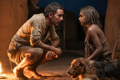 ¡HORROR! Padre LLEVÓ a sus 3 PERROS DE GUERRA a Zimbabue para buscar a su hija DESAPARECIDA, pero la Sabana la transformó en una salvaje que no lo reconoció.