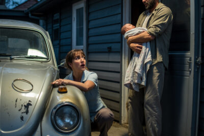 ¡SACRIFICIO MORTAL! Enfermera se ARRODILLÓ en shock al descubrir lo que el padre viudo que rescató había hecho en su casa para PAGAR la leche del bebé.