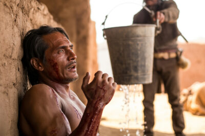 Pancho Villa Le Da Agua a un Apache Herido — Al Día Siguiente, Tribus Enteras Llegan a Caballo