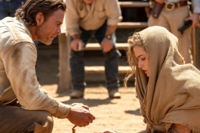 La llamaban “la bestia” y la exhibieron con un saco en la cabeza, atada como trofeo, mientras los hombres se daban palmadas de justicia. Nadie esperaba que un forastero se arrodillara frente a ella, ni que al desatar el nudo apareciera un rostro humano con ojos que gritaban vida. Ese gesto abrió una grieta: por ahí entró la verdad, y detrás de la verdad, el derrumbe de los poderosos. Porque hay crueldades que no hacen ruido; se visten de orden y de ley, hasta que alguien decide mirar de cerca.