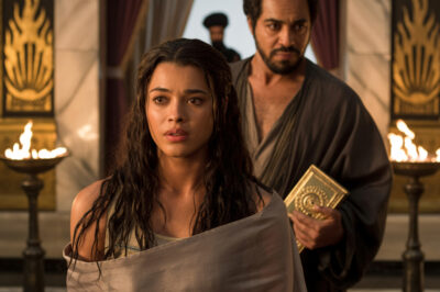 Un emperador azotó el mar; luego su propia sangre. La derrota en Salamina dio origen al instante en que Jerjes decidió no conquistar el mundo exterior, sino los cuerpos del interior. La primera noche, se apagó la luz en los ojos de Amestris, de 16 años. Luego se cerraron las cortinas, se atrancaron las puertas, la religión y la ley dijeron “silencio”. Así, en el palacio persa, el poder entró en el vínculo de sangre como un cuchillo —y no salió.